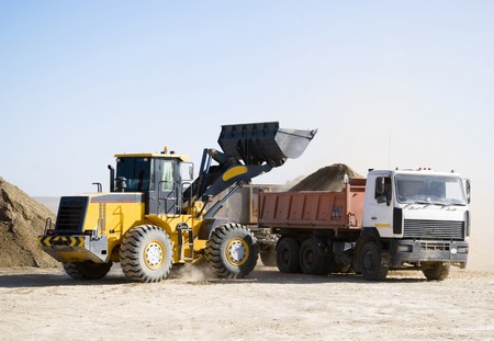 Guida all'acquisto di pale gommate Introduzione al processo di acquisto delle pale gommate Wheel-loader-filling-dump-truck